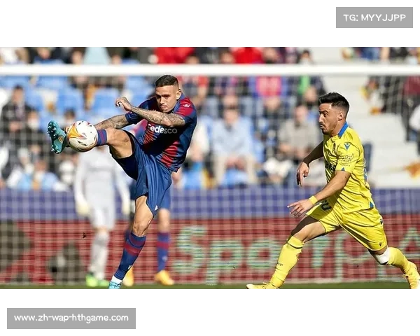 西甲联赛加的斯内格雷多抢点破门